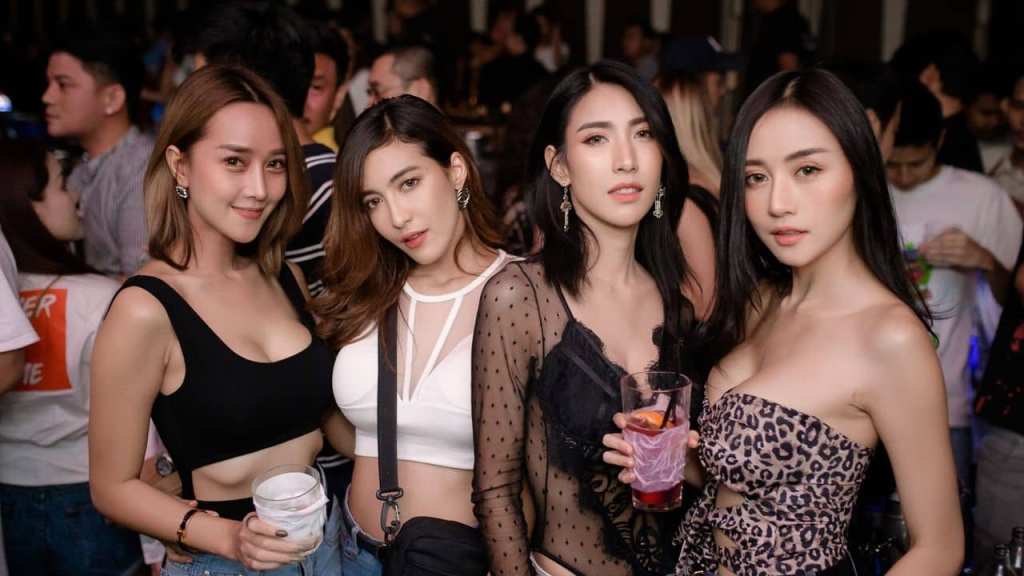 4 Thai women out nightclubbing